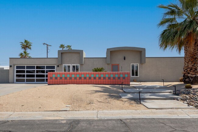 Building Photo - Family-Friendly Oasis in North Palm Springs