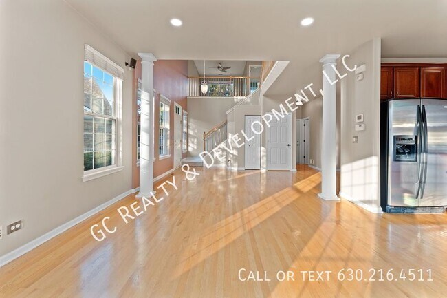 Building Photo - ***2300 SF END UNIT W/LOTS OF LIGHT / 2 BD...