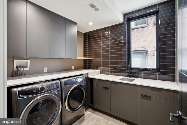 Building Photo - 110 S Bonsall St