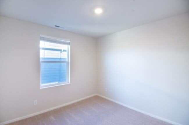 Building Photo - Beautiful newer construction 4 bed, 2.5 ba...