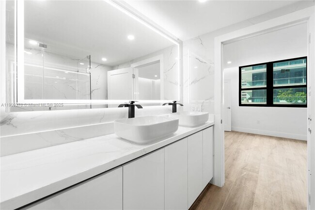 Building Photo - 10185 Collins Ave