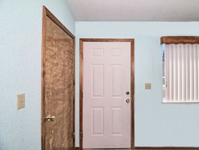 Building Photo - 2 Bed 1 Bath Apartment in Well Maintained Neighborhood!