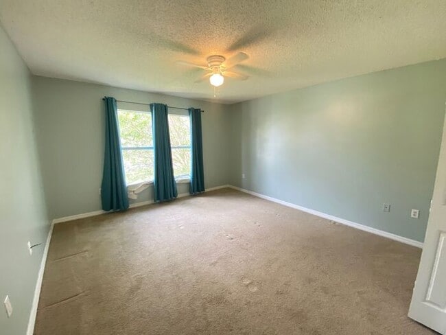 Building Photo - 4/2.5 Clermont Home with fenced yard