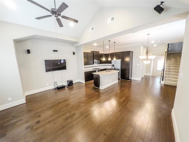 Building Photo - 736 Nicholson St