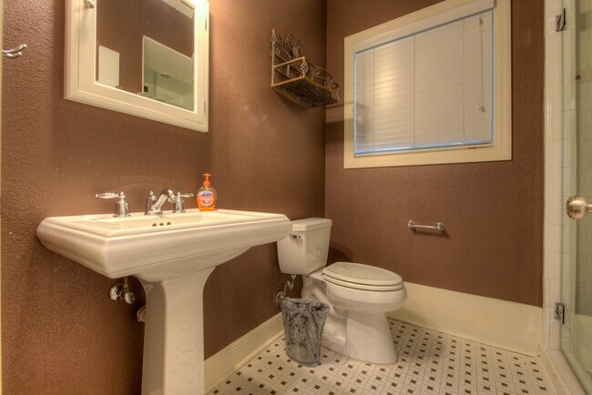 Building Photo - AVAILABLE AUGUST: Gorgeous, Remodeled 4 bed / 3 bath Hyde Park Area Home