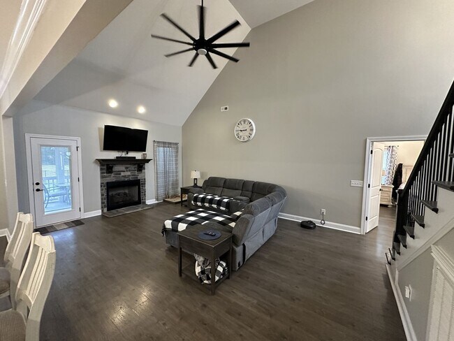 Building Photo - 4 Bedroom 3 Bathroom Home with Bonus Room!