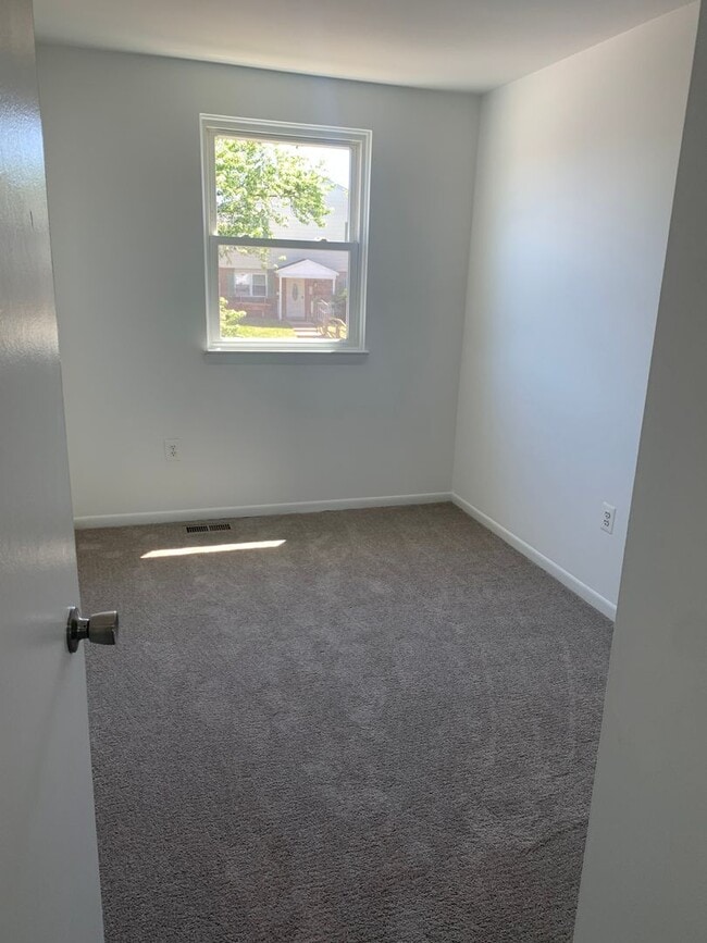 Building Photo - 2 Story, 3 bedroom, 1.5 bath Townhome in Glen Burnie