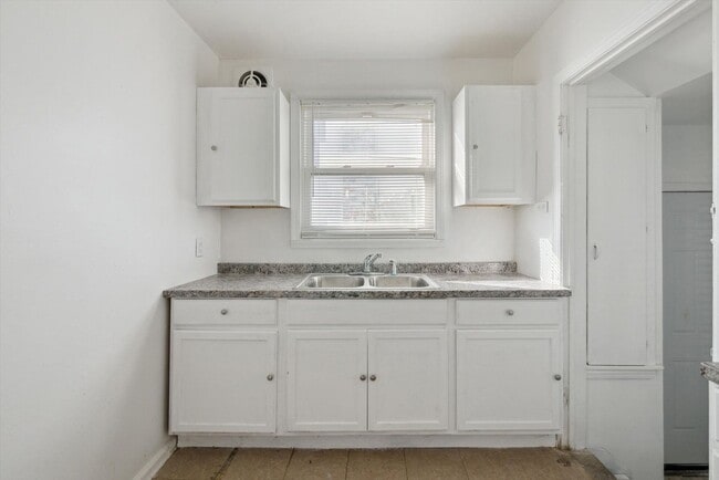 Building Photo - $1095 3 bedroom bungalow