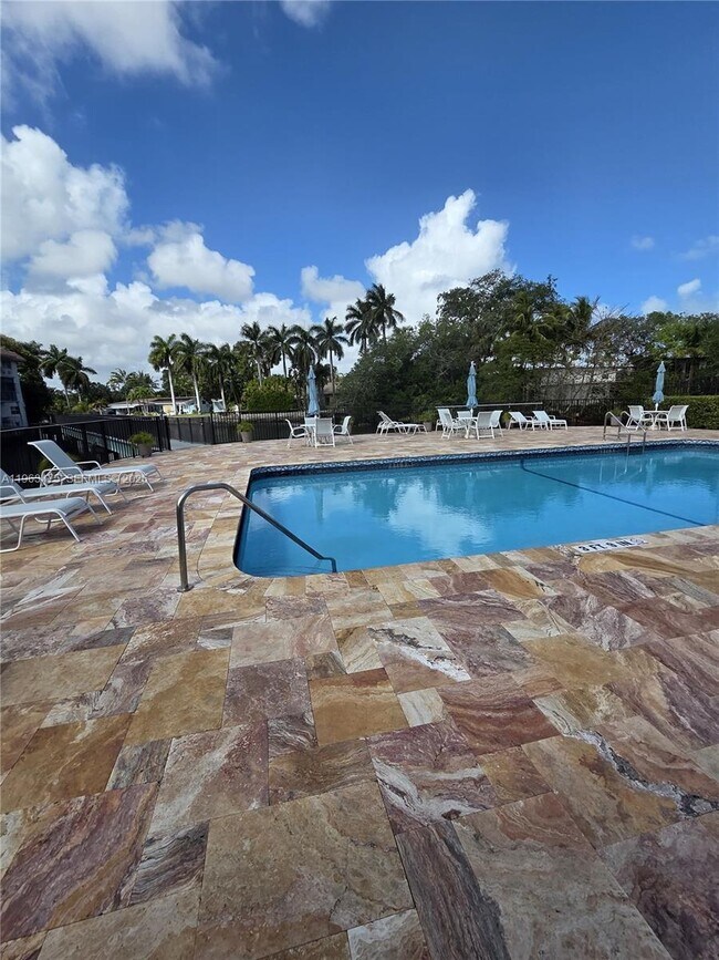 Building Photo - 333 NW 17th Ct