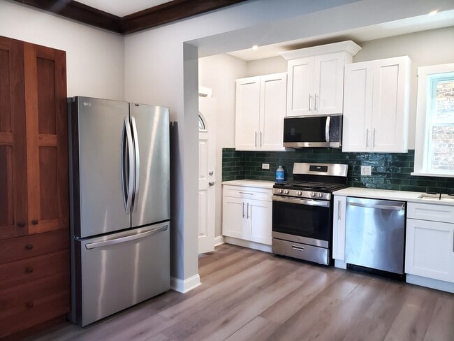 Building Photo - 1322 W Ardmore Ave