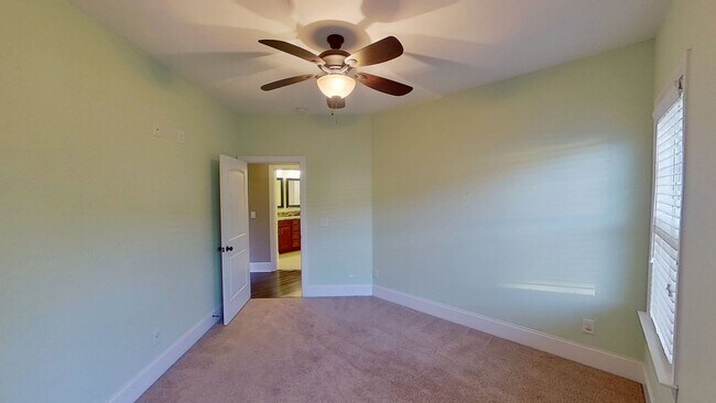 Building Photo - Custom 4 BD/2.5 BA Home with Community Pool, Water Access and Day Dock!