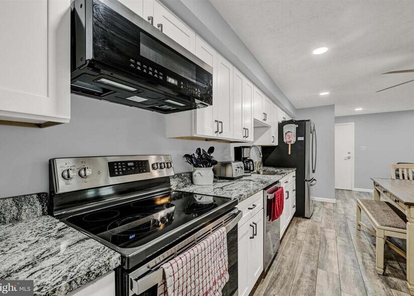 Building Photo - 300 Long Cove Ln