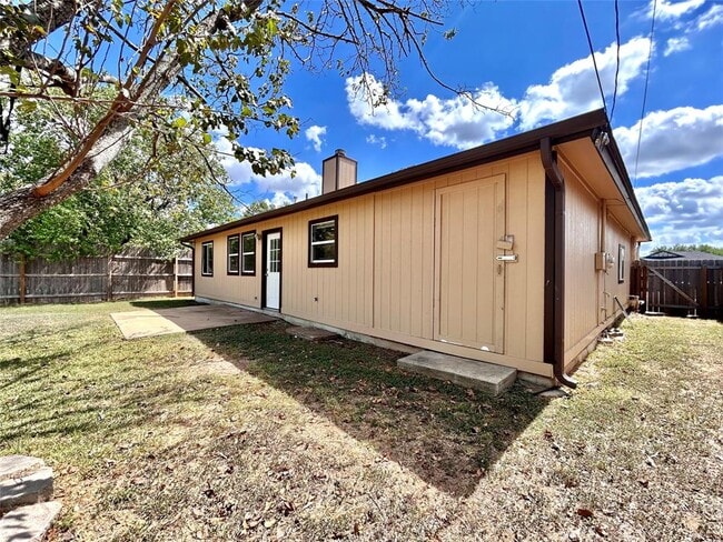 Building Photo - 1306 Troy Ln