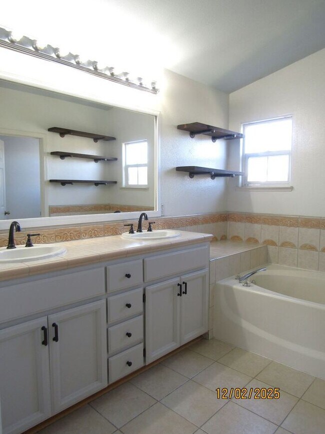 Building Photo - Beautiful 4 Bed 3 Bath Single Family Home in Santa Rosa- $3,250 per month!