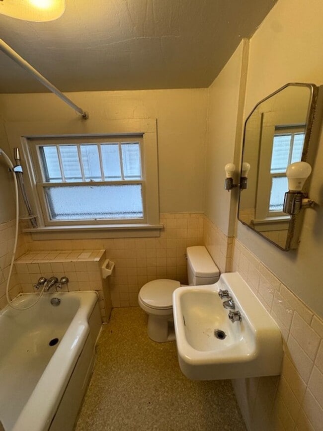 Building Photo - 3105 Alexander St