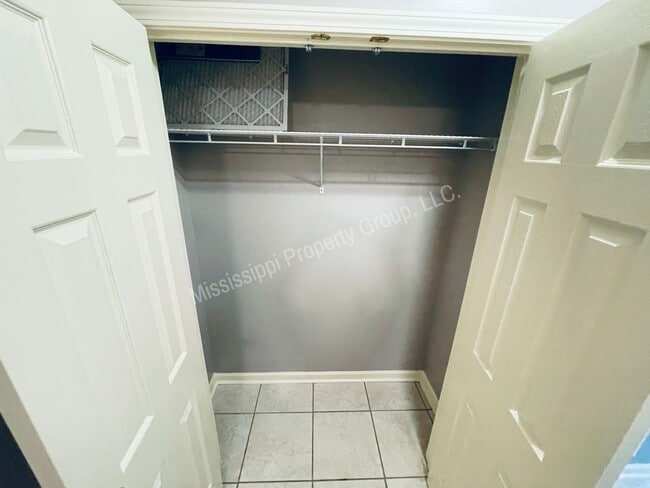 Building Photo - For Rent - 3BR/2BA + Garage