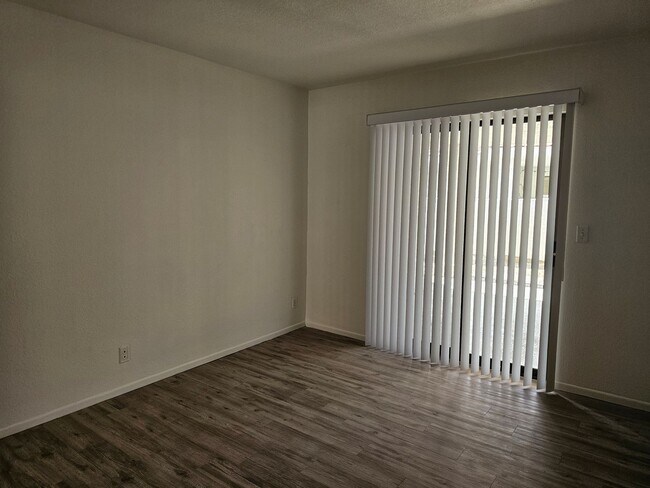Building Photo - Unfurnished Long Term