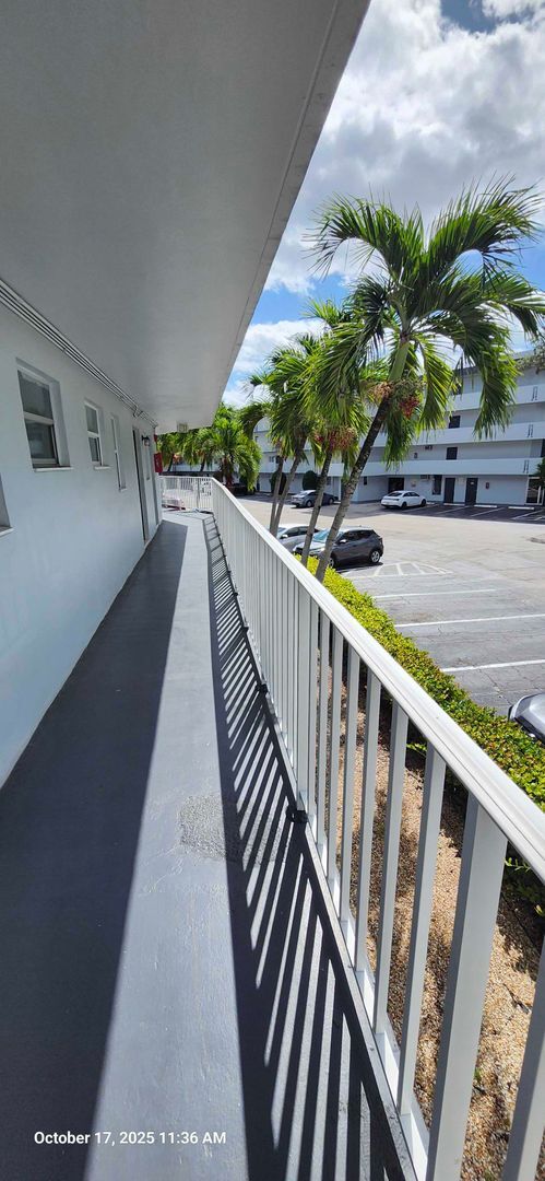 Building Photo - Spacious 1 Bed + Den | 1.5 Bath Apartment ...
