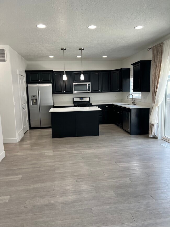 Building Photo - Bluffdale Townhouse