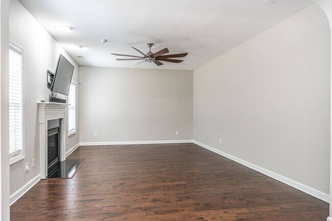 Building Photo - 135 Almond Dr