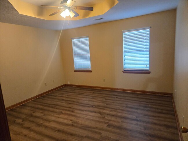 Building Photo - 333 Edgewood Dr
