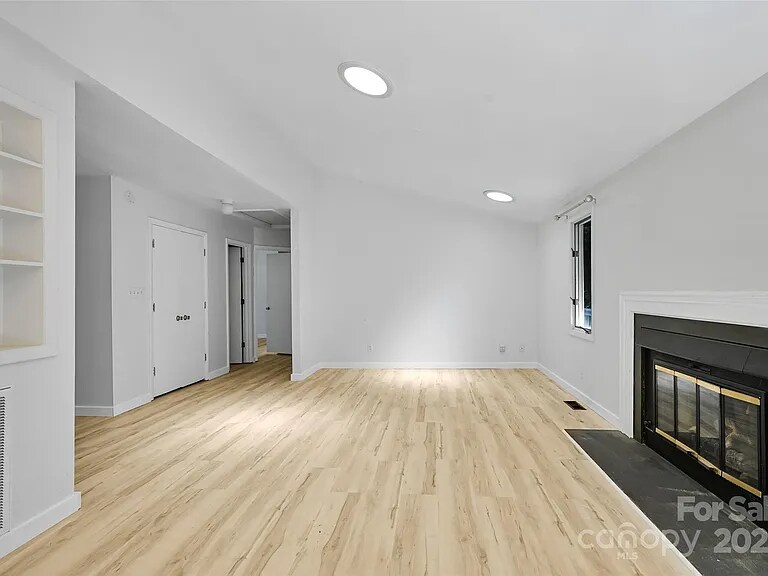 Building Photo - 71 Hollybrook Dr