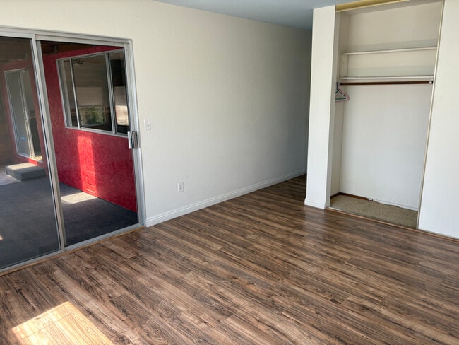 Building Photo - 746 Bronte Ave