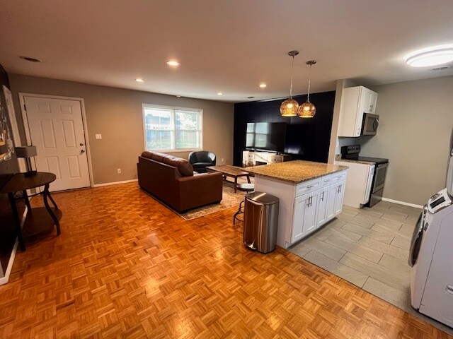 Building Photo - 833 W Maple St