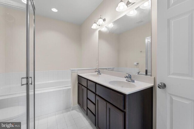 Building Photo - 336 White Oak Way