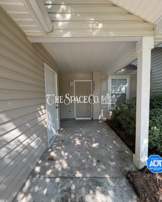 Building Photo - "Charming 2-Bedroom Retreat with 2 Full Baths on Vermont Road!"
