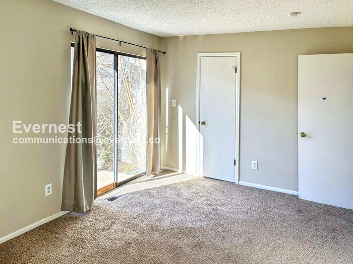 Building Photo - 2924 Ross Dr