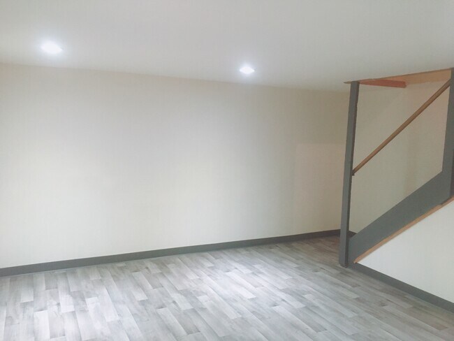 Building Photo - 115 Lakewood Gardens Ln