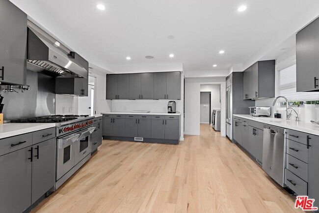 Building Photo - 10134 Angelo View Dr