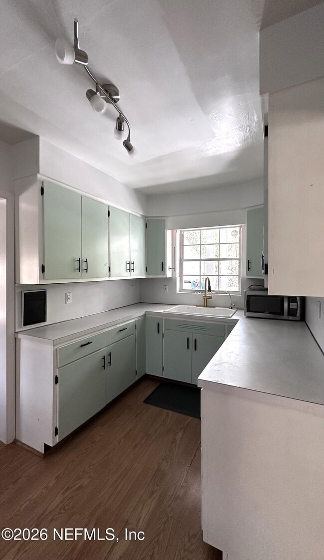 Building Photo - 2836 Ionic Ave