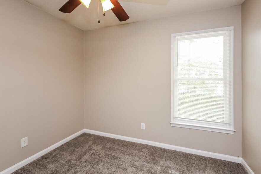 Building Photo - 460 Heathgate Dr SW