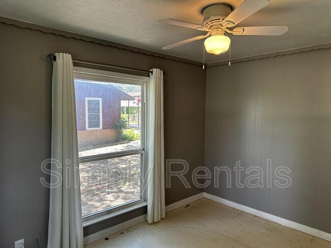 Building Photo - Kingston Rd 906