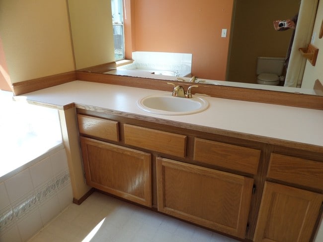 Building Photo - Fabulous 4 Bedroom Home with Gorgeous Fenc...