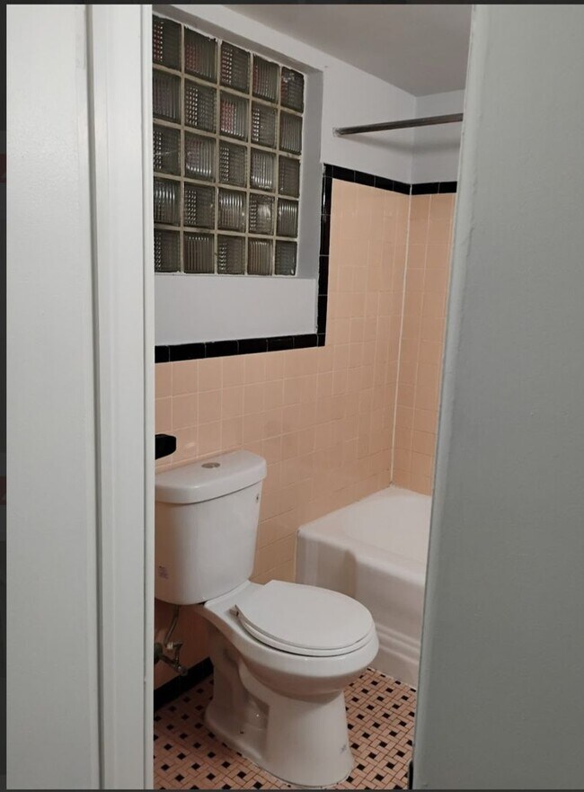 Building Photo - Studio apartment available