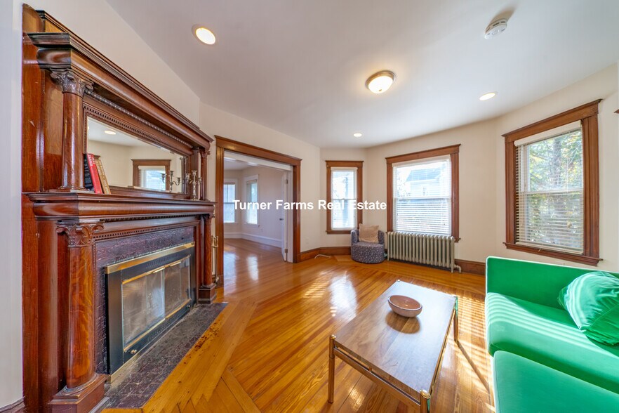 Building Photo - 124 Forest St