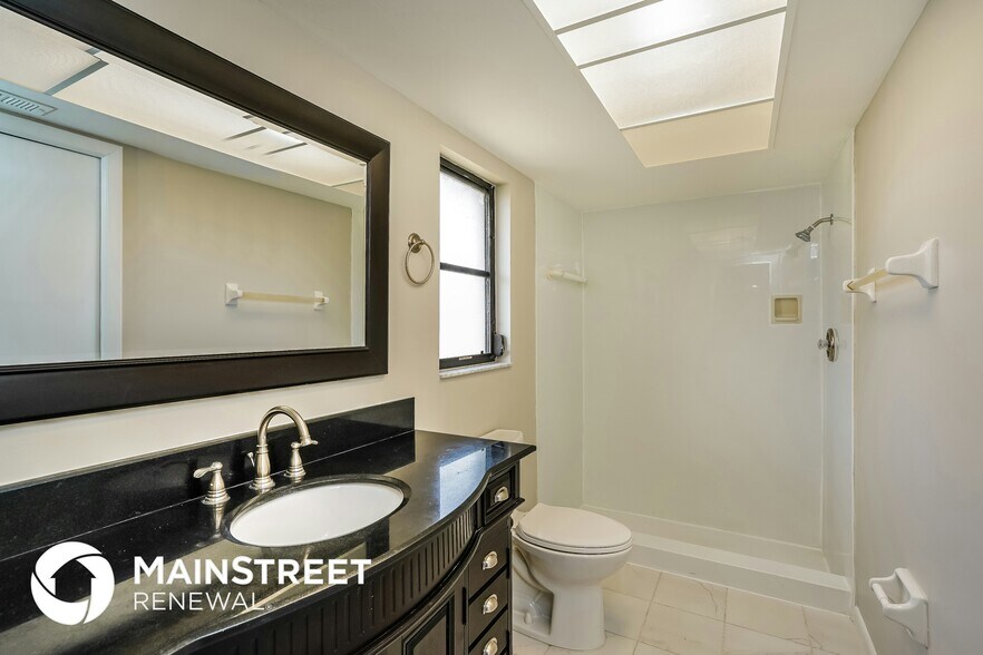 Building Photo - 2216 SE 6th Ln