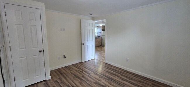 Building Photo - Charming 3BR First-Floor Condo – Walk to B...