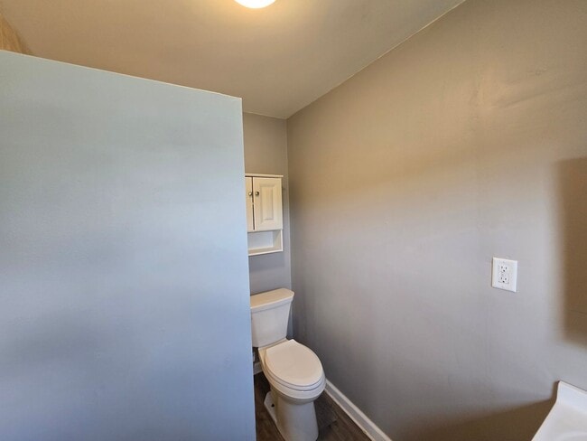 Building Photo - 2 Bedroom House