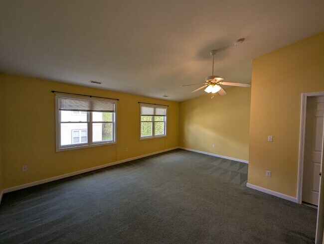 Building Photo - Immaculate End Unit in Desirable Weatherst...