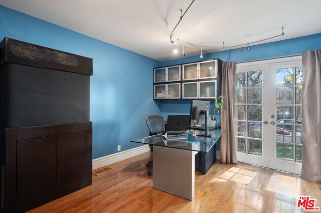 Building Photo - 2202 San Vicente Blvd