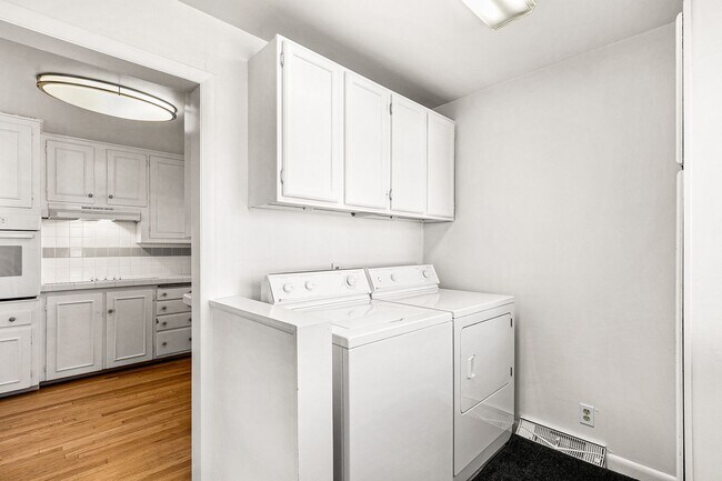 Building Photo - 3260 S Bellaire St