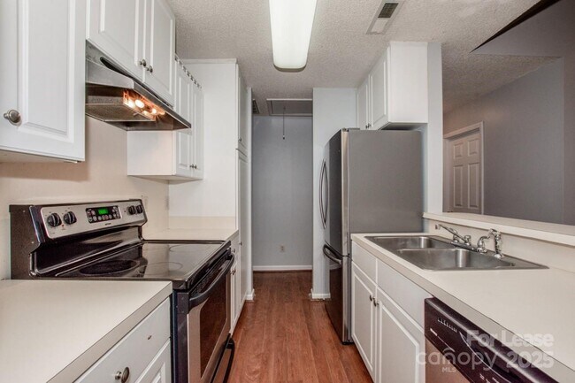 Building Photo - 408 Lytton St
