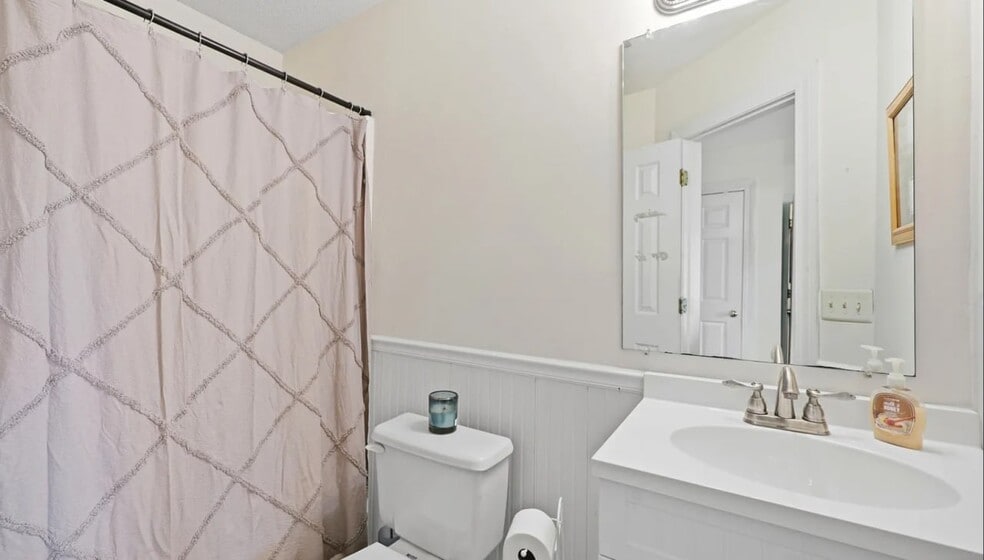 Building Photo - 409 Airle Pl