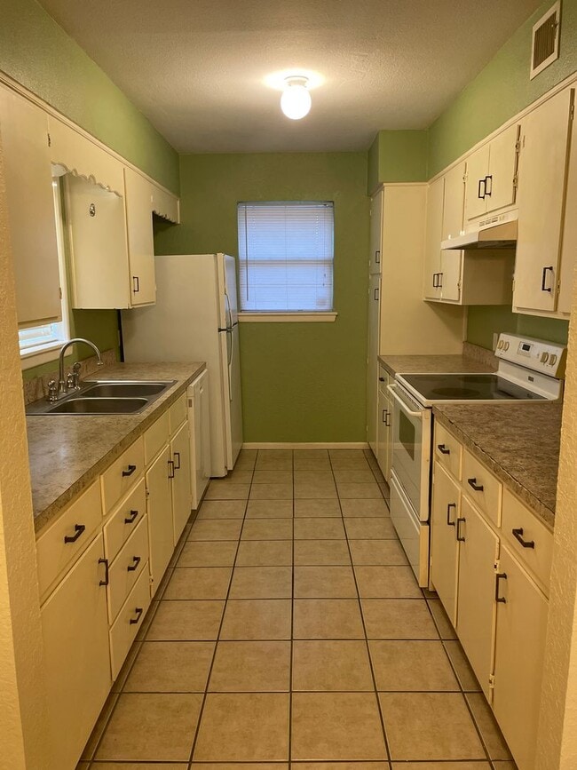 Building Photo - 2 bedroom duplex!  2 bath, 2 car carport