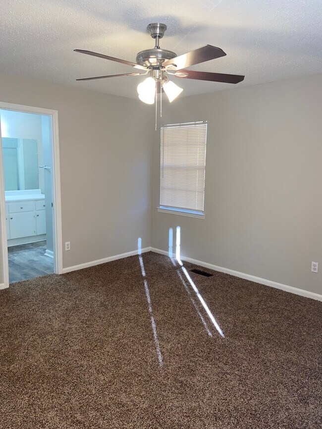 Building Photo - 600 20th Ct NE Center Point, AL 35215