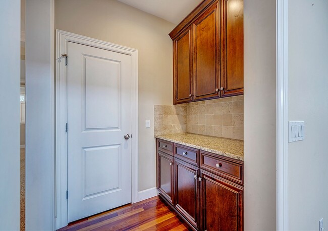 Building Photo - Beautiful Custom Craftsman style home in Kirkland